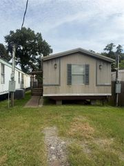 601 Clear Lake Road D, Highlands, TX 77562