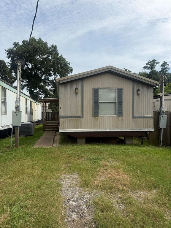 601 Clear Lake Road D, Highlands, TX 77562