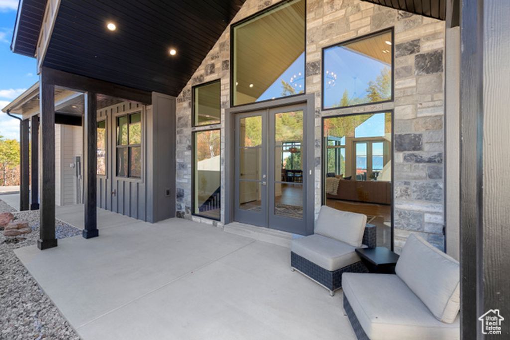 Image 5 of property listing at 984 S CROSSED ARROWS CIR, Garden City, UT 84028