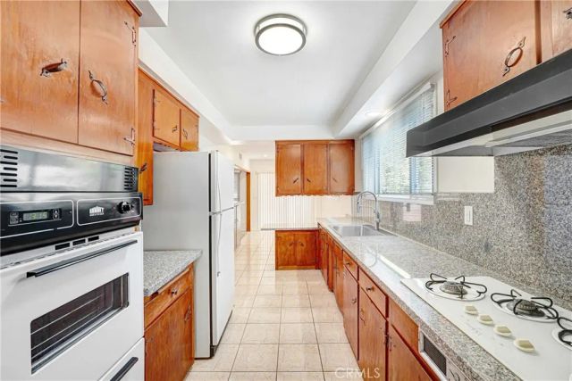 10352 Hayvenhurst, Granada Hills, CA 91344