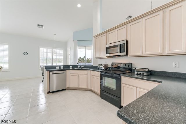 8864 New Castle DR, Fort Myers, FL 33908