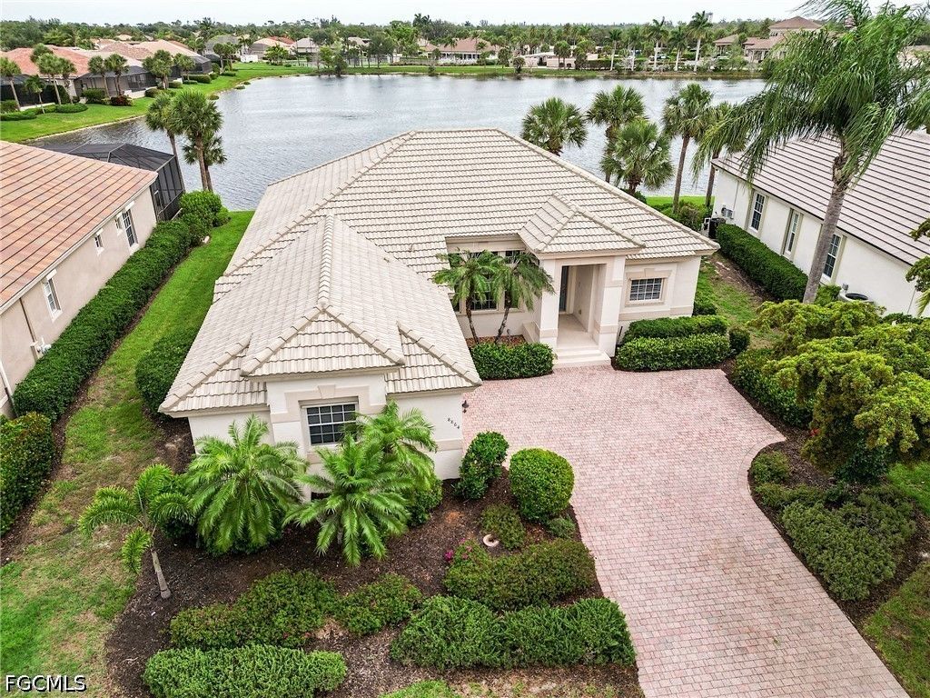 8864 New Castle DR, Fort Myers, FL 33908