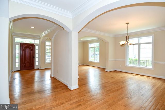 1924 LEONARD RD, Falls Church, VA 22043