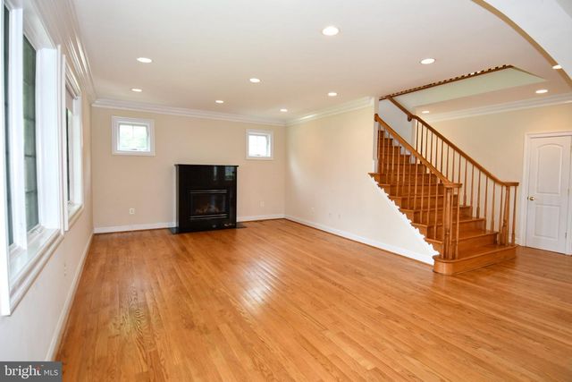 1924 LEONARD RD, Falls Church, VA 22043