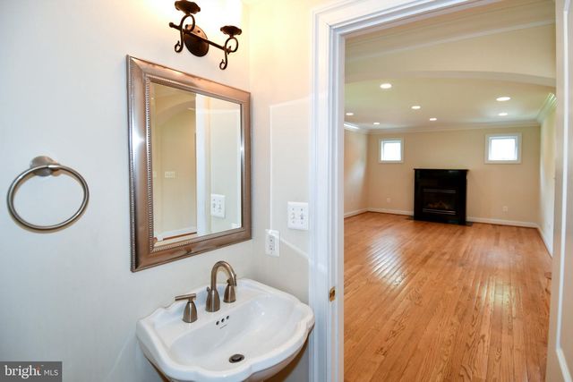1924 LEONARD RD, Falls Church, VA 22043