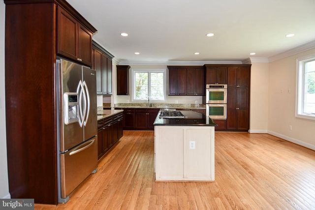 1924 LEONARD RD, Falls Church, VA 22043