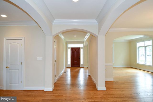 1924 LEONARD RD, Falls Church, VA 22043