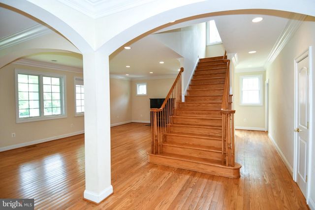 1924 LEONARD RD, Falls Church, VA 22043