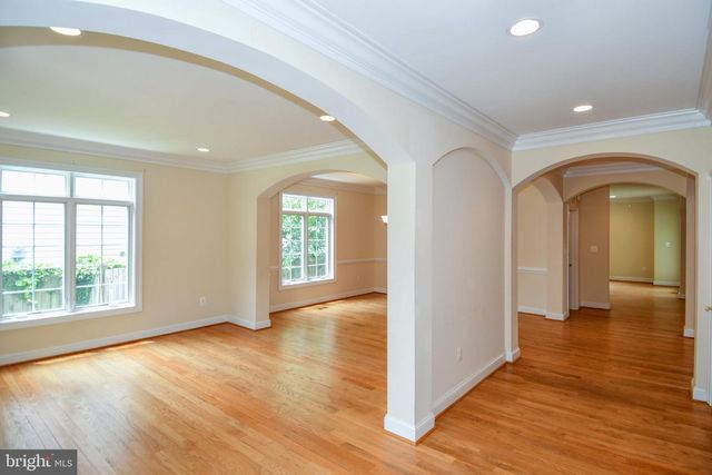 1924 LEONARD RD, Falls Church, VA 22043