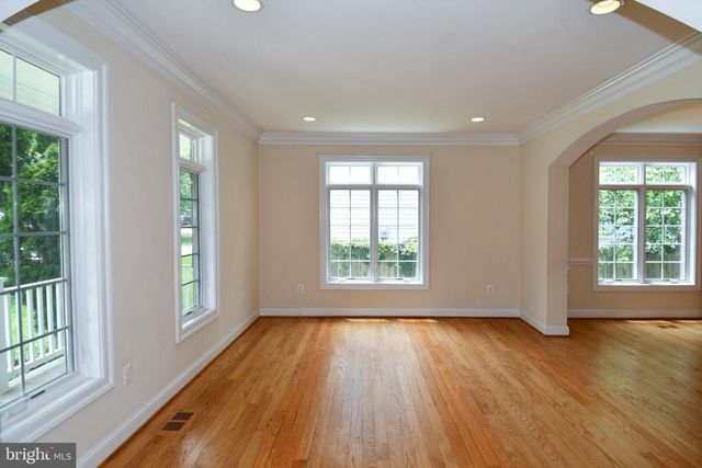 1924 LEONARD RD, Falls Church, VA 22043