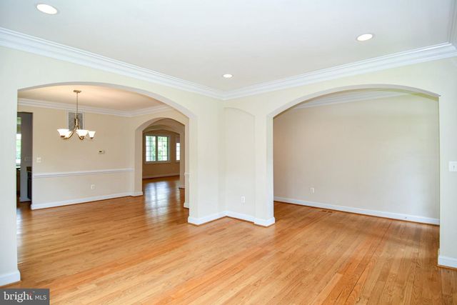 1924 LEONARD RD, Falls Church, VA 22043