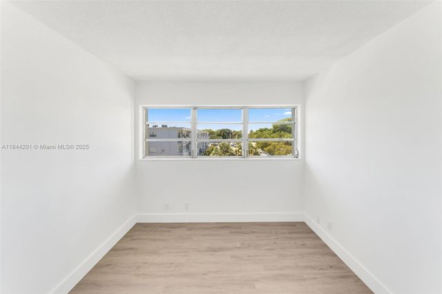 1400 NE 169th St 303, Miami, FL 33162