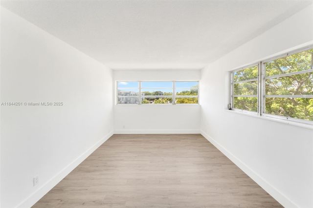 1400 NE 169th St 303, Miami, FL 33162