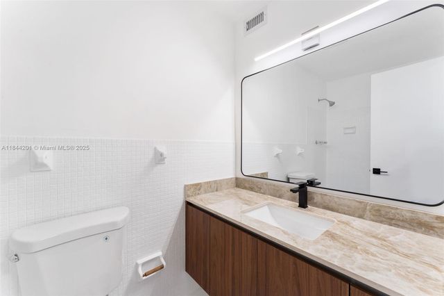 1400 NE 169th St 303, Miami, FL 33162