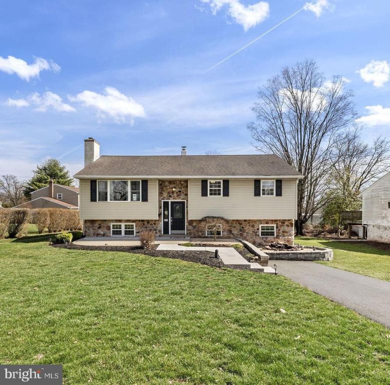 205 HICKORY LN, Douglassville, PA 19518
