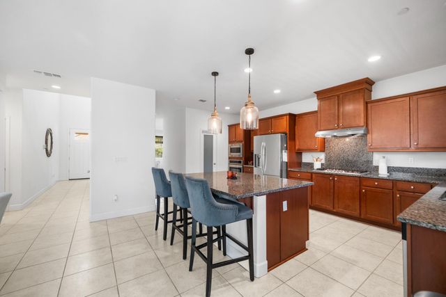 563 Mesa Drive S, Madera, CA 93636