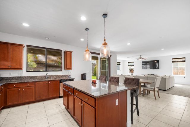 563 Mesa Drive S, Madera, CA 93636