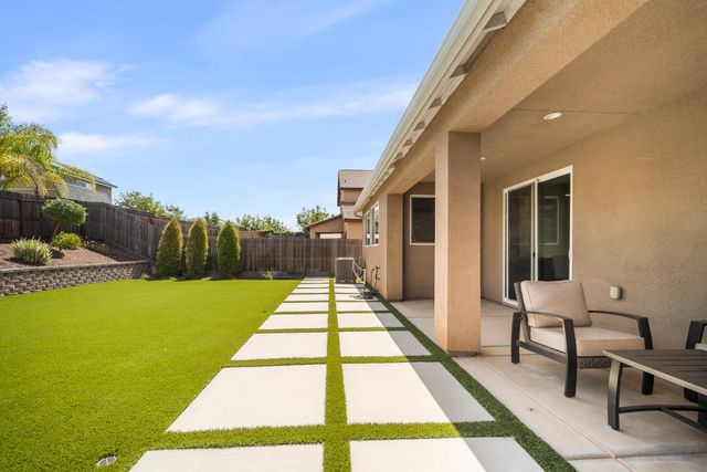 563 Mesa Drive S, Madera, CA 93636