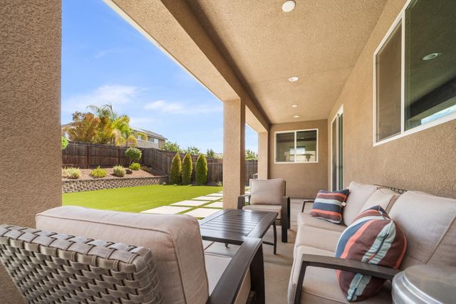 563 Mesa Drive S, Madera, CA 93636