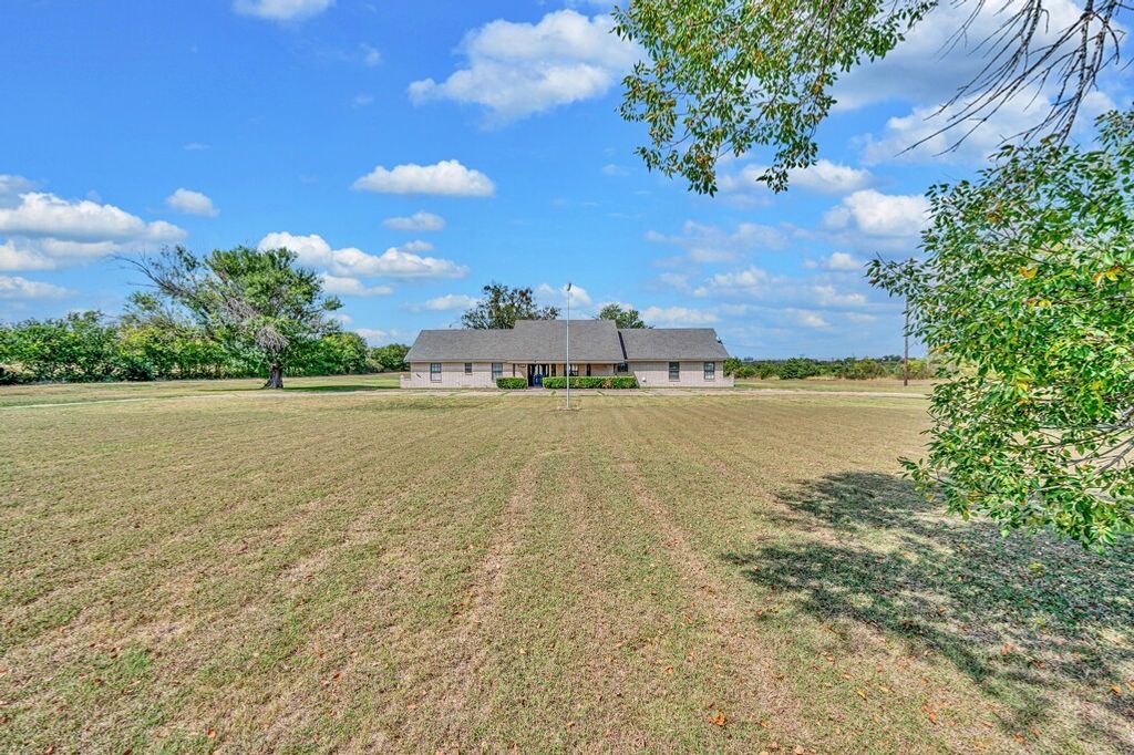2166 Greig Drive, Robinson, TX 76706
