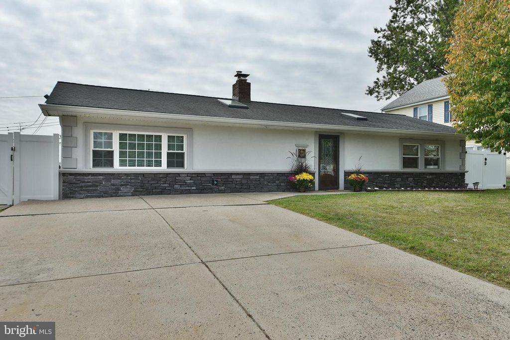 31 BRIAROOT LN, Levittown, PA 19054