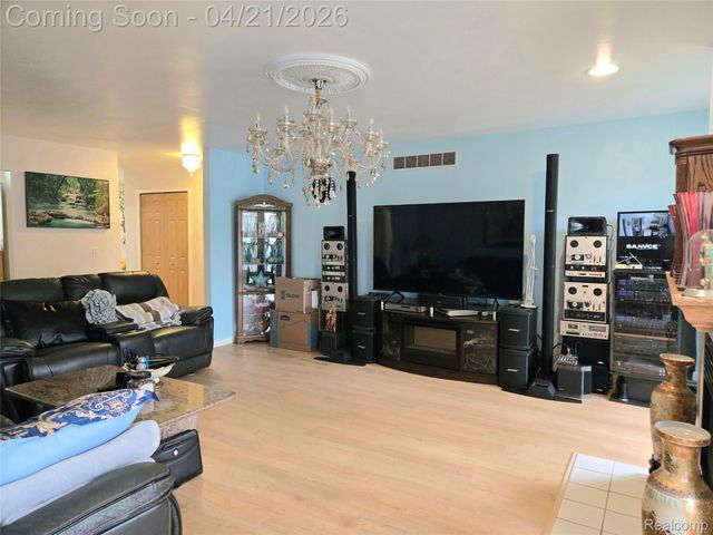 32134 Leona Street, Garden City, MI 48135