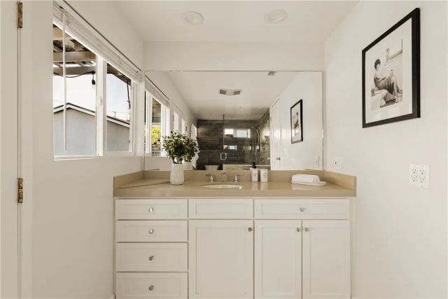 23642 Oxnard, Woodland Hills, CA 91367