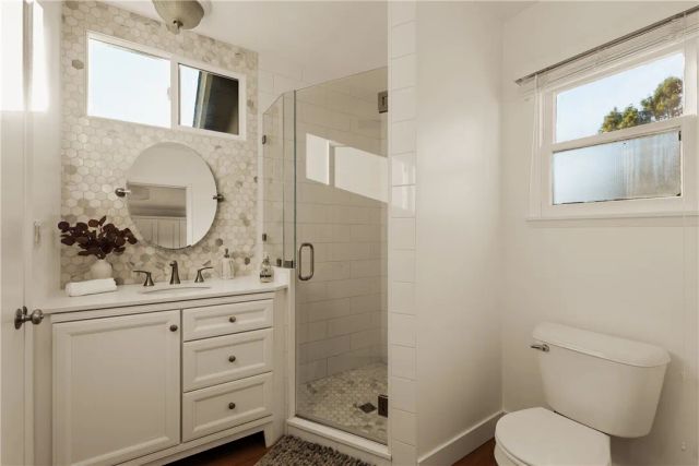 23642 Oxnard, Woodland Hills, CA 91367