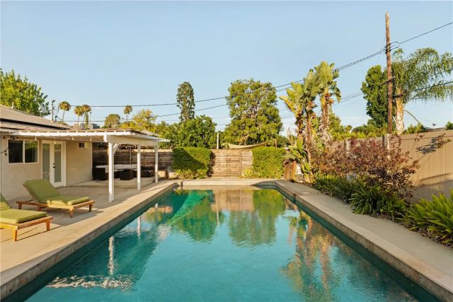 23642 Oxnard, Woodland Hills, CA 91367