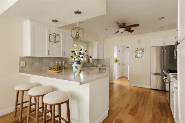 23642 Oxnard, Woodland Hills, CA 91367