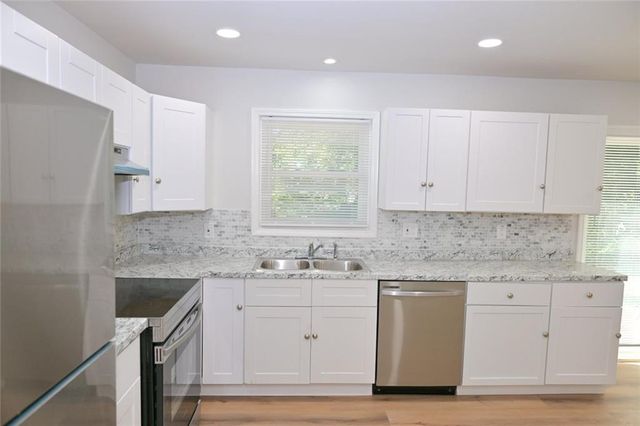 586 E Glochester Place NW, Norcross, GA 30071