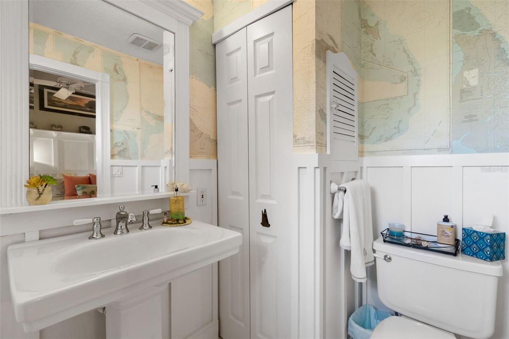 Image 20 of property listing at 4329 14TH STREET CIRCLE, Palmetto, FL 34221