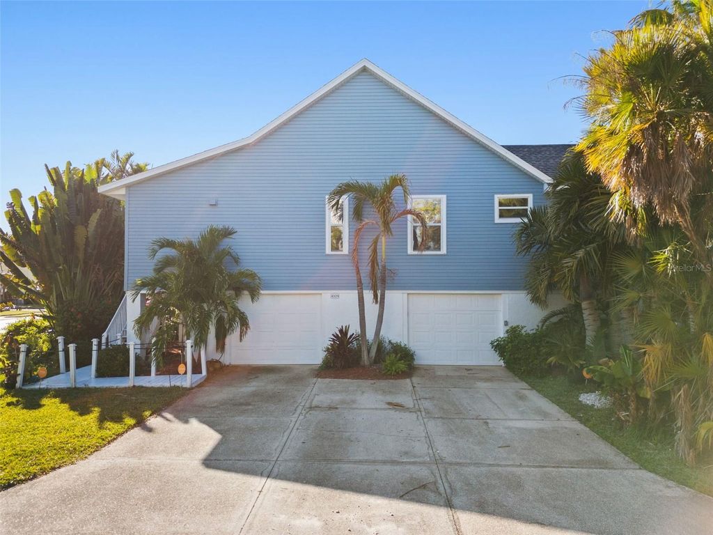 Image 3 of property listing at 4329 14TH STREET CIRCLE, Palmetto, FL 34221
