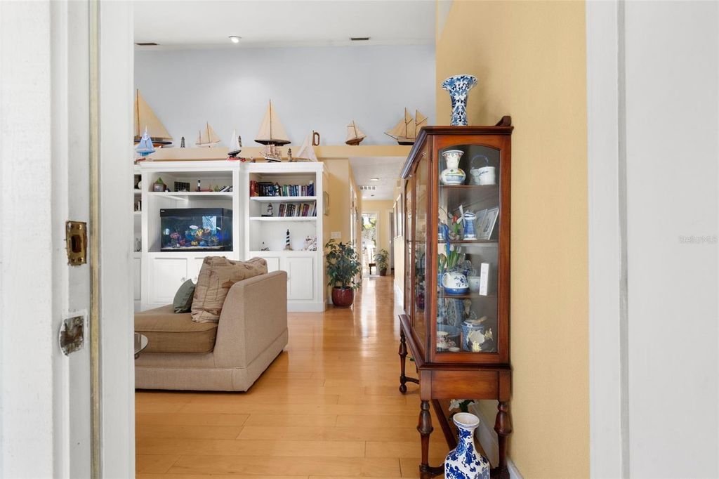 Image 5 of property listing at 4329 14TH STREET CIRCLE, Palmetto, FL 34221