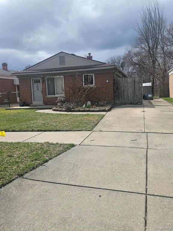 5608 Detroit, Dearborn Heights, MI 42125