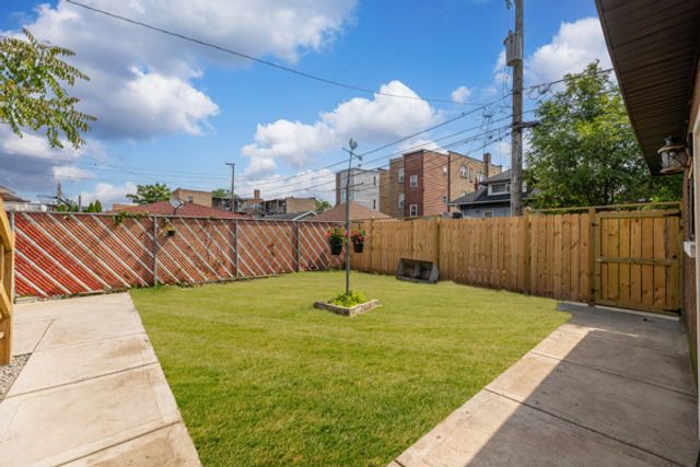 7427 S Oglesby Avenue, Chicago, IL 60649