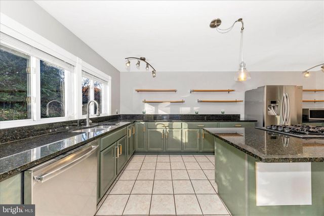 2112 PIMMIT DR, Falls Church, VA 22043