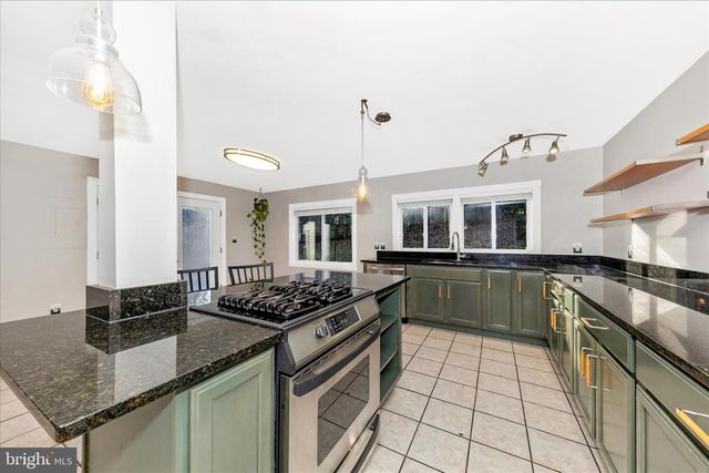 2112 PIMMIT DR, Falls Church, VA 22043