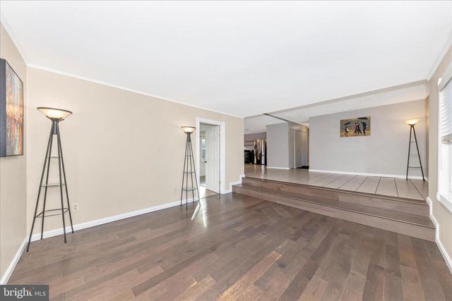 2112 PIMMIT DR, Falls Church, VA 22043