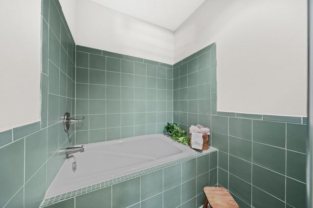 11846 Barryknoll Lane 5, Houston, TX 77024