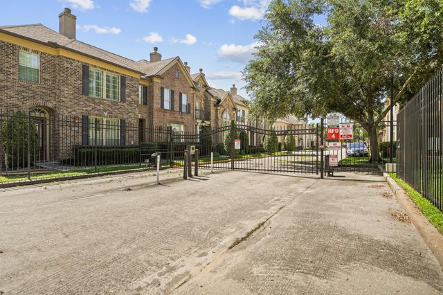 11846 Barryknoll Lane 5, Houston, TX 77024
