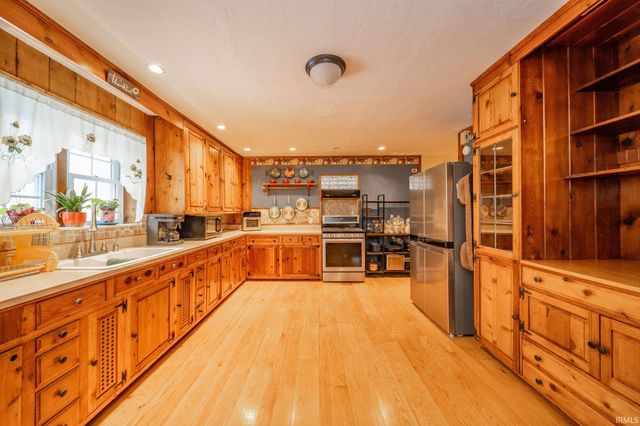 8644 S Addison Avenue, Knightstown, IN 46148