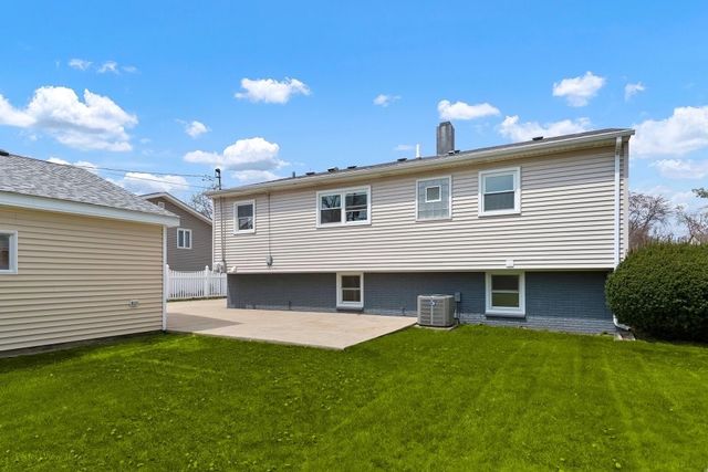 9055 Fairway Drive, Orland Park, IL 60462