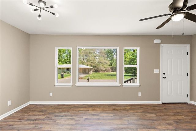 309 Rickenbacker Dr, Tullahoma, TN 37388