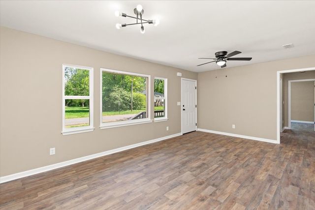 309 Rickenbacker Dr, Tullahoma, TN 37388