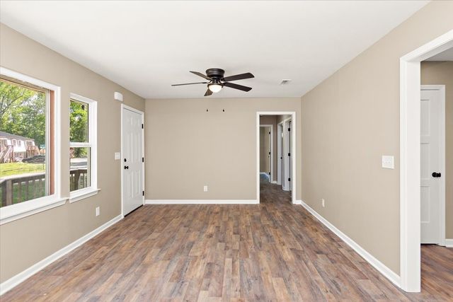 309 Rickenbacker Dr, Tullahoma, TN 37388