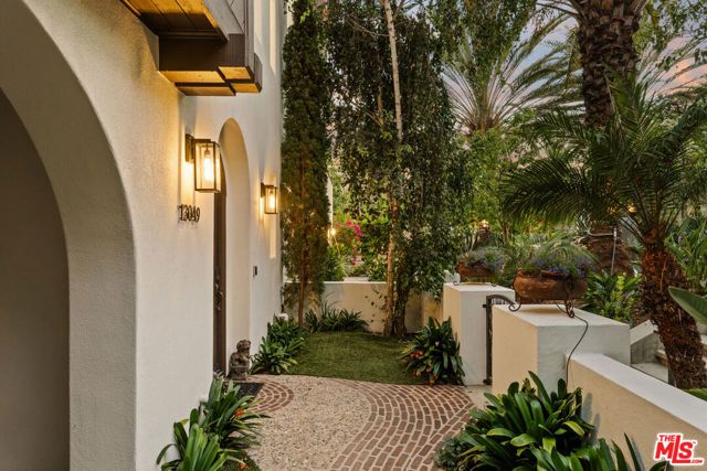 13049 S Icon Circle, Los Angeles, CA 90094
