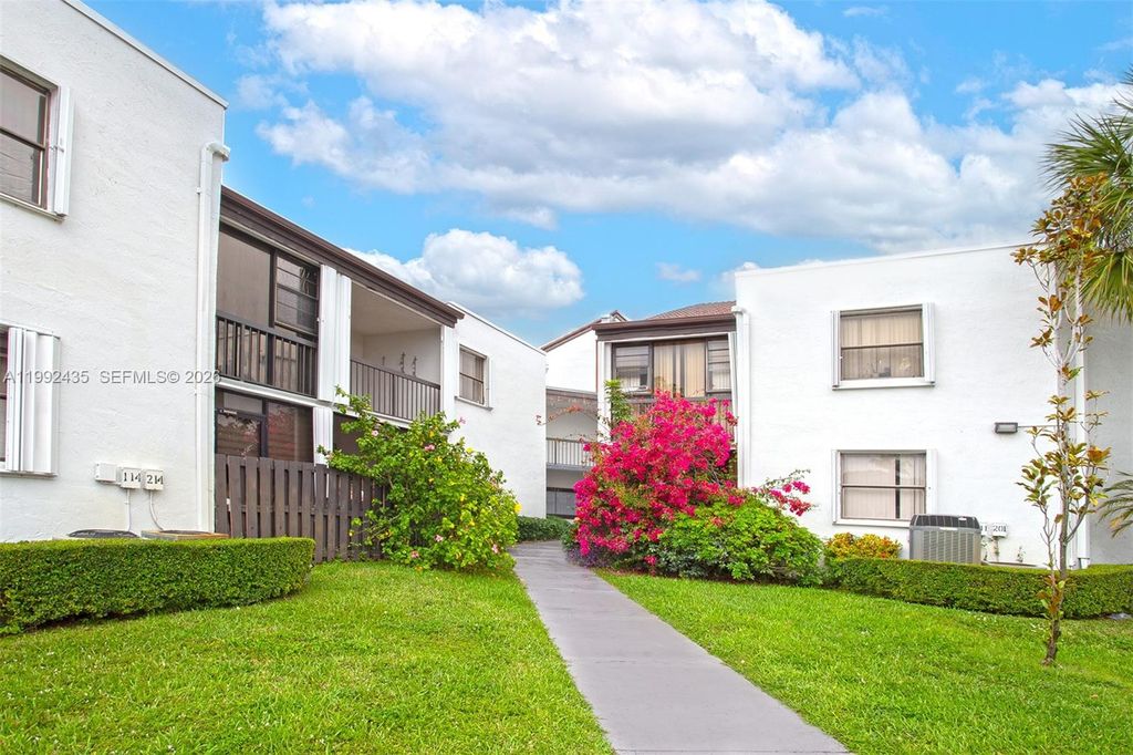 9441 Fontainebleau Blvd 212, Miami, FL 33172