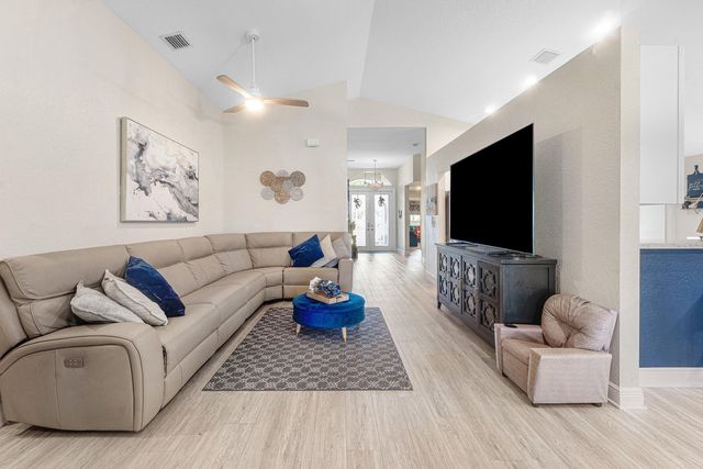 5641 FOUNTAINS Drive S 5641, Lake Worth, FL 33467