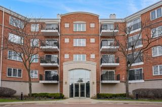 451 Town Place Circle 203, Buffalo Grove, IL 60089